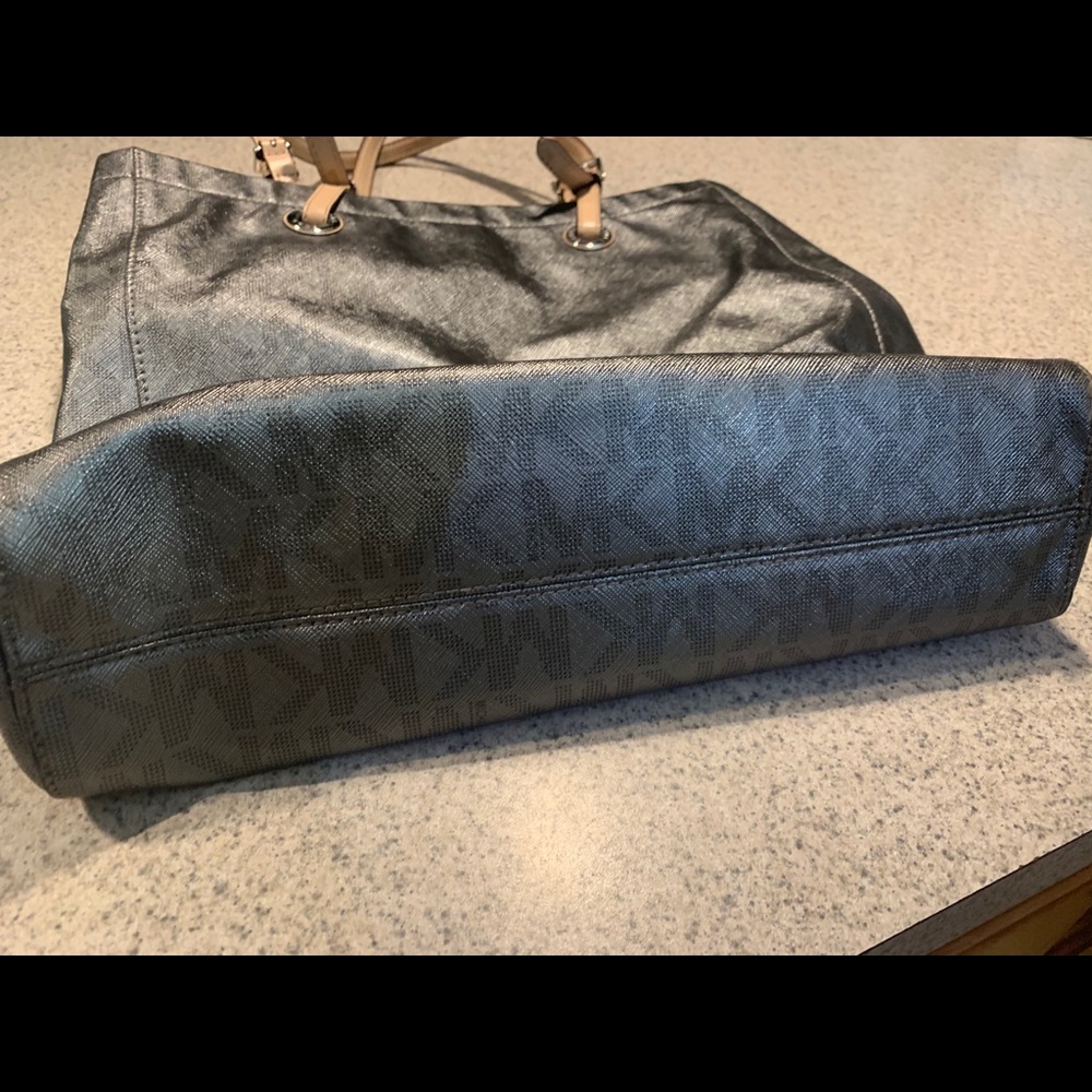 Michael kors purse - Picture 6 of 6